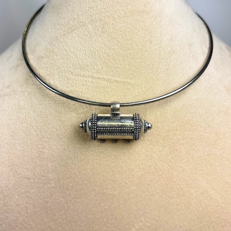 amulet_silver_oxidized_shiny_durable_anti_tarnish_handcrafted_artisans_cylindrical_pendant