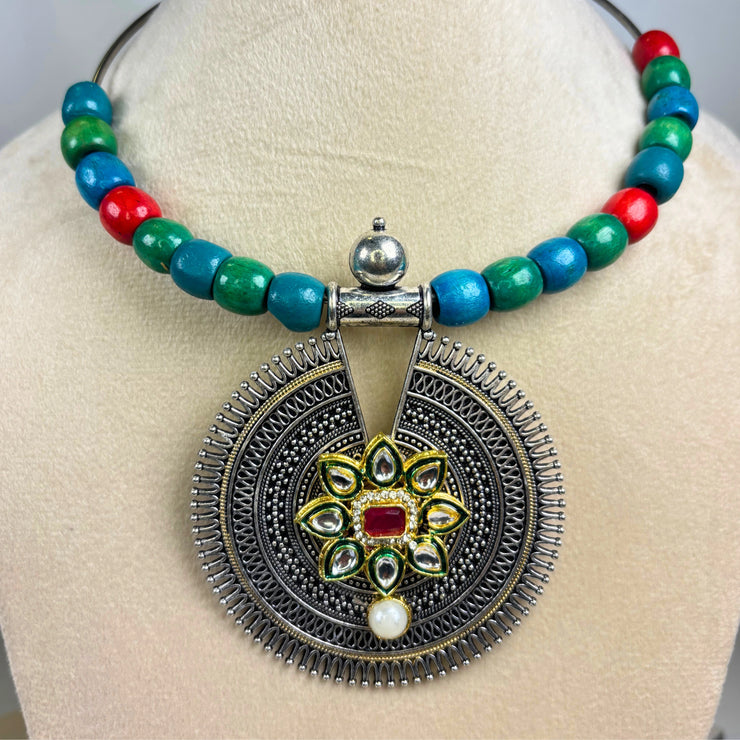 green_round_beads_details_pendant_circular_choker_Anti-tarnish_metal_shiny_handcrafted_annutra