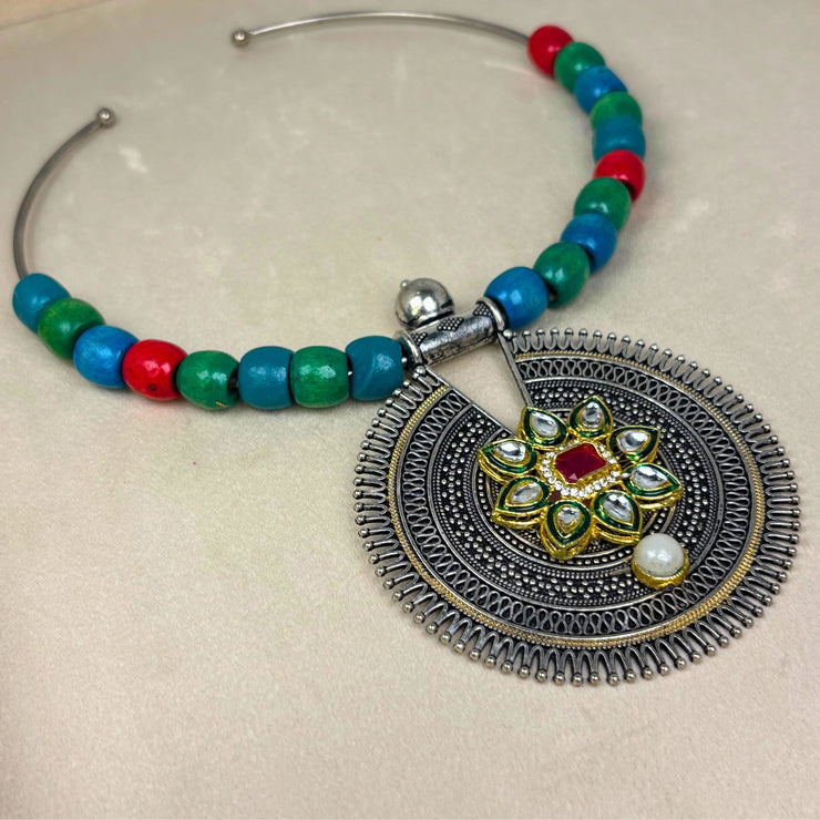 green_round_beads_details_pendant_circular_choker_Anti-tarnish_metal_shiny_handcrafted_annutra