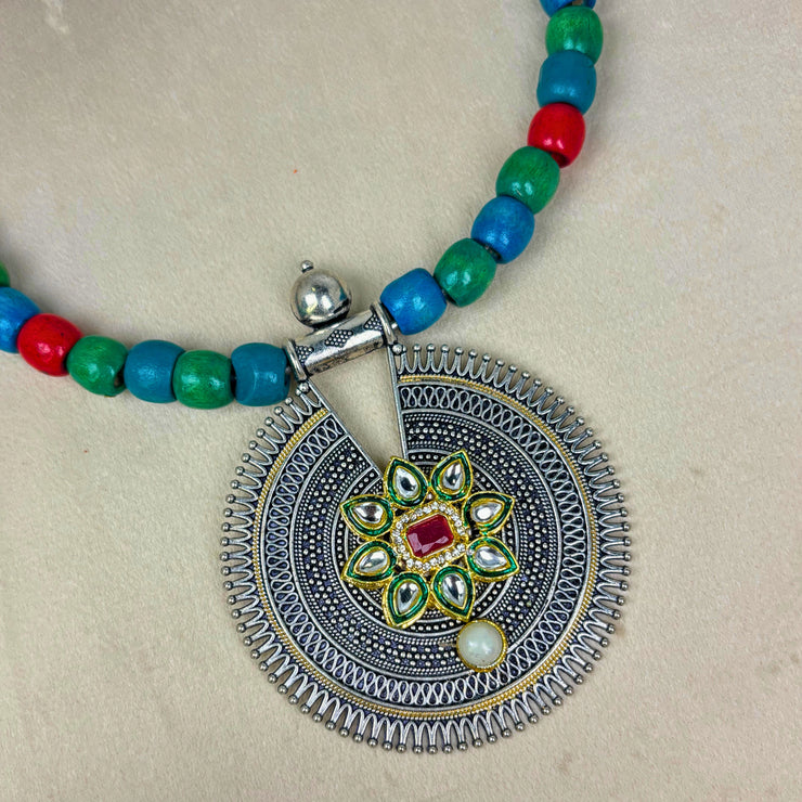 green_round_beads_details_pendant_circular_choker_Anti-tarnish_metal_shiny_handcrafted_annutra