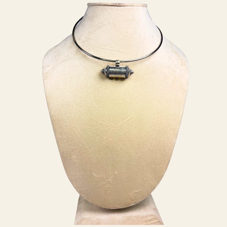 amulet_silver_oxidized_shiny_durable_anti_tarnish_handcrafted_artisans_cylindrical_pendant